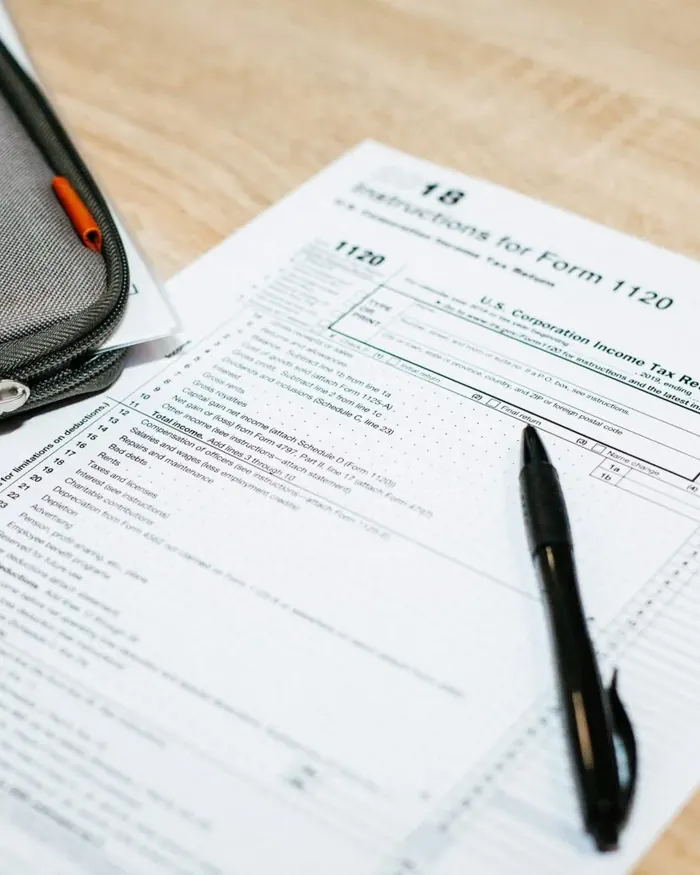 Formularios fiscales sobre el escritorio con una lapicera